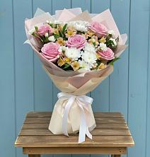 Букет цветов из:  Гвоздики, Орхидеи и Розы в Пыть-Яхе