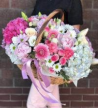 Композиция солнечный день в Пыть-Яхе Цветочная композиция из Розы, Хризантемы, Пионы и Лизиантусы в корзине в Пыть-Яхе
