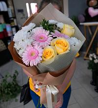 Букет цветов из:  Герберы, Розы и Хризантемы в Пыть-Яхе