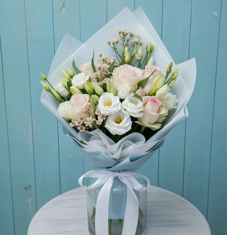 Букет цветов из: Розы и Лизиантусы в Пыть-Яхе