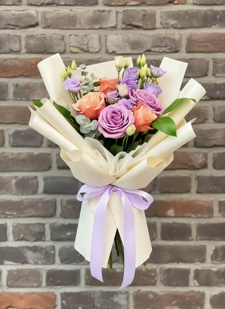 Букет цветов из: Лизиантусы и Розы в Пыть-Яхе