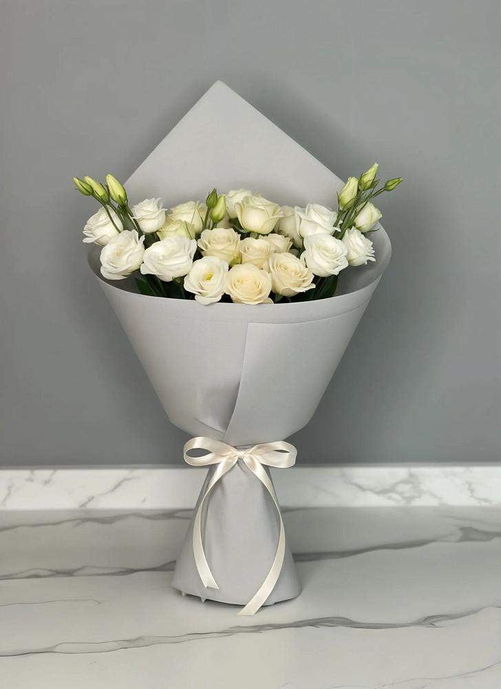 Букет цветов из: Розы и Лизиантусы в Пыть-Яхе