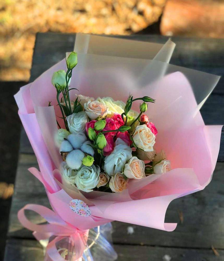 Букет цветов из: Розы и Лизиантусы в Пыть-Яхе