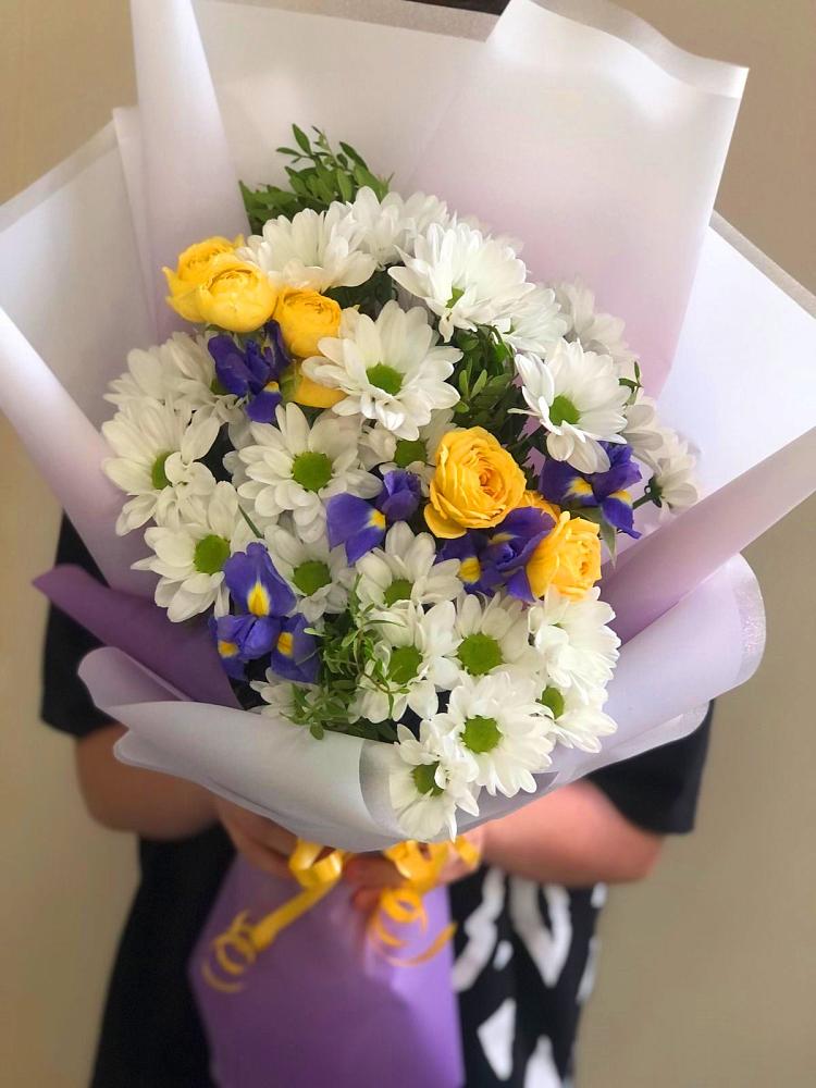 Букет цветов из: Ирисы, Хризантемы и Розы в Пыть-Яхе