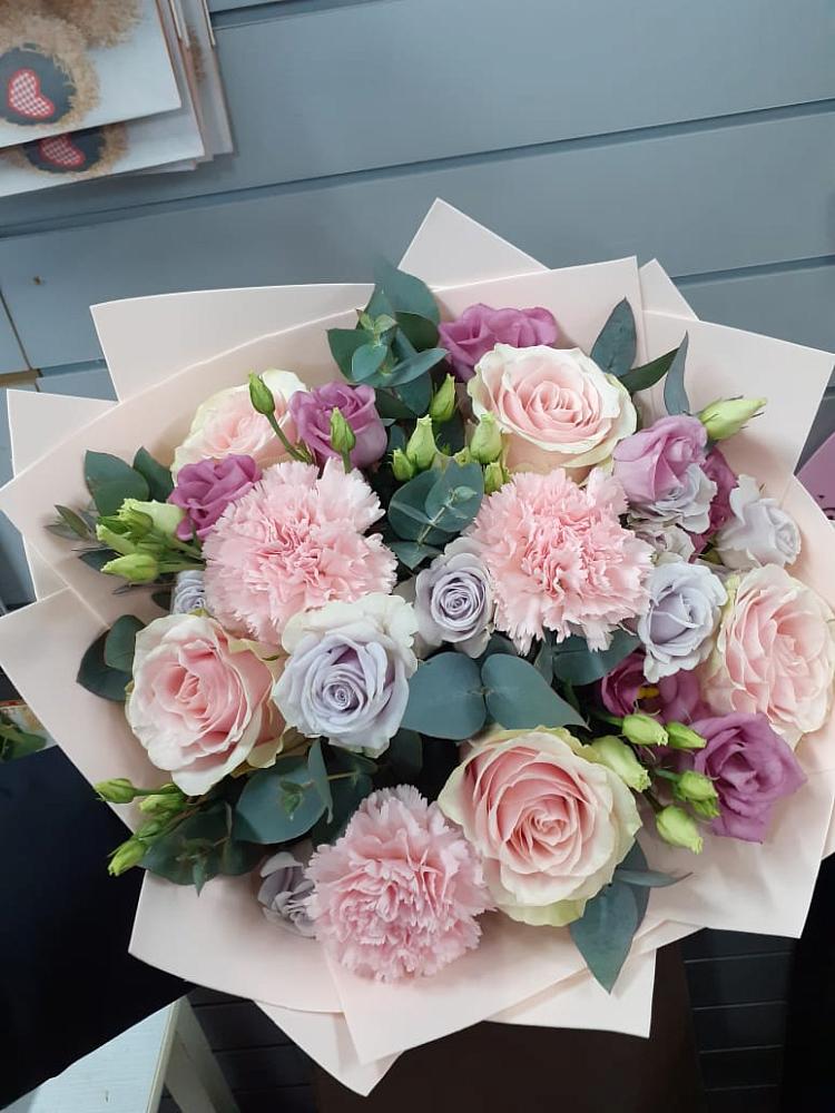 Букет цветов из: Розы, Гвоздики и Лизиантусы в Пыть-Яхе