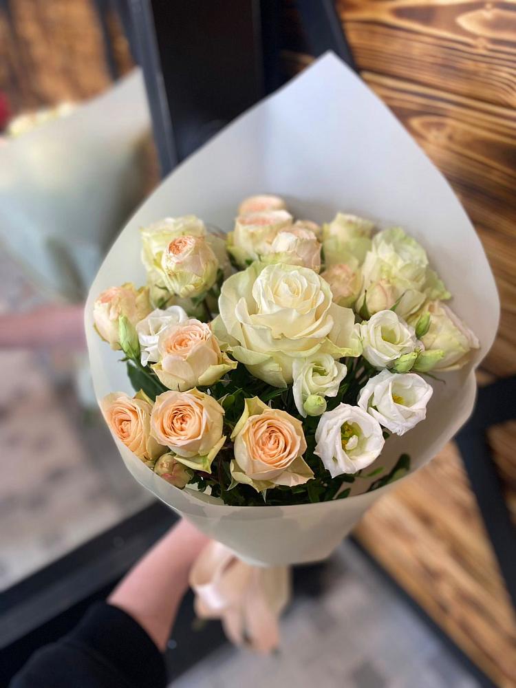 Букет цветов из: Розы и Лизиантусы в Пыть-Яхе