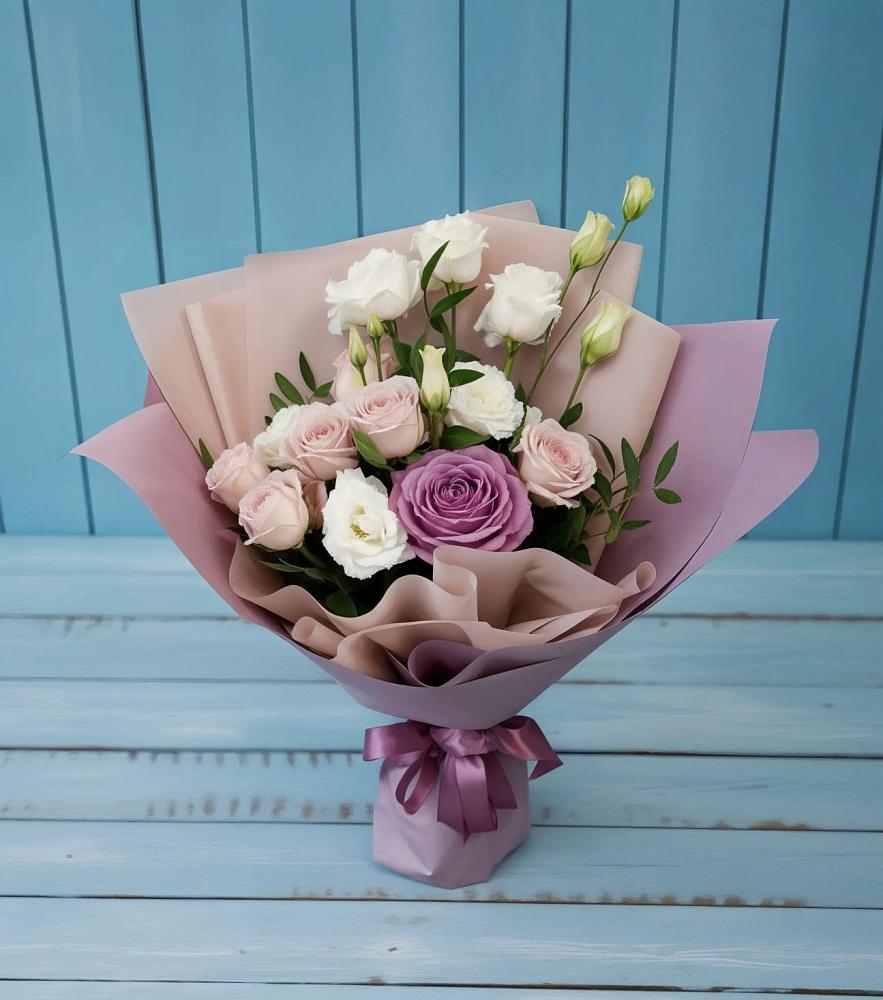 Букет цветов из: Розы и Лизиантусы в Пыть-Яхе